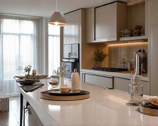 Limpieza profunda de salón residencial de lujo